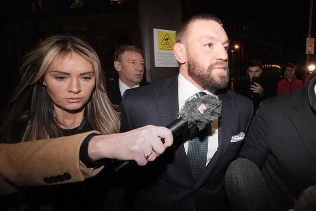 Setelah persidangan, McGregor mengumumkan akan mengajukan banding. Namun, ekspresi sedih Dee Devlin, pasangan McGregor selama lebih dari satu dekade, menarik perhatian banyak orang. Foto: Brian Lawless/PA Images via Getty Images