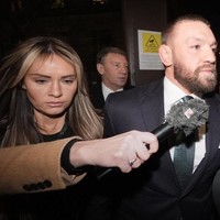 Setelah persidangan, McGregor mengumumkan akan mengajukan banding. Namun, ekspresi sedih Dee Devlin, pasangan McGregor selama lebih dari satu dekade, menarik perhatian banyak orang. Foto: Brian Lawless/PA Images via Getty Images