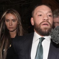 Mata berkaca-kacanya tidak bisa disembunyikan. Kekecewaan pasti menyelimuti dirinya. Foto: Brian Lawless/PA Images via Getty Images