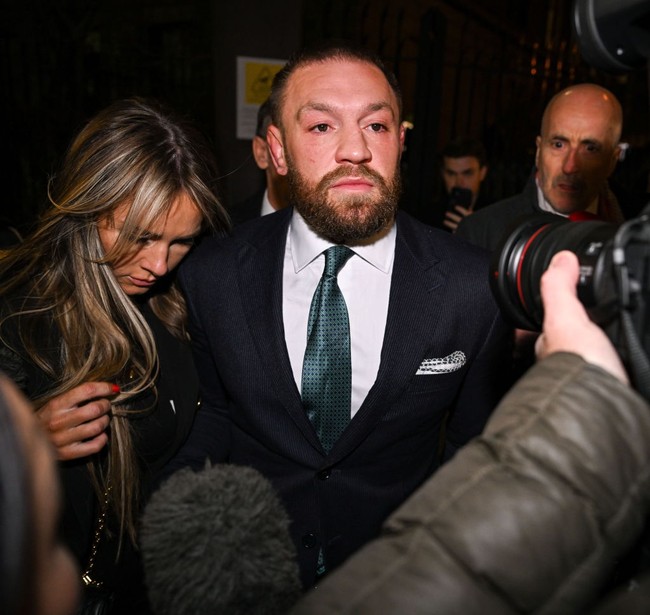 Devlin terlihat menangis ketika meninggalkan pengadilan, menggambarkan tekanan besar yang dihadapi pasangan ini. Foto: David Fitzgerald/Sportsfile via Getty Images