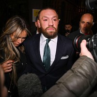 Devlin terlihat menangis ketika meninggalkan pengadilan, menggambarkan tekanan besar yang dihadapi pasangan ini. Foto: David Fitzgerald/Sportsfile via Getty Images