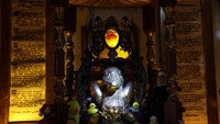 Dekorasi gereja yang penuh dengan ornamen bebek karet kuning menciptakan suasana ceria dan menjadi daya tarik tersendiri.