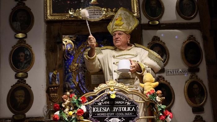 Gereja Paticano di Madrid menyelenggarakan misa unik bertema bebek karet. Dipimpin komedian Leo Bassi, misa ini menjadi viral dan menarik banyak pengunjung.