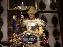 Bagaimana Cara Sekte Pemuja Bebek Karet Melakukan Ritual?