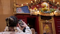 Popularitas Gereja Paticano meroket berkat media sosial, membuat pengunjung sering kali kehabisan tempat duduk untuk mengikuti misa yang rutin diadakan setiap Minggu.