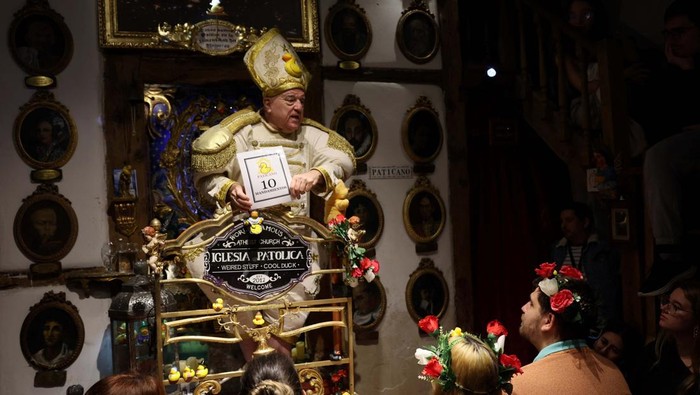 Gereja Paticano di Madrid menyelenggarakan misa unik bertema bebek karet. Dipimpin komedian Leo Bassi, misa ini menjadi viral dan menarik banyak pengunjung.