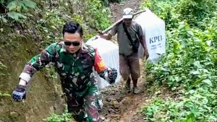 Distribusi logistik ke dusun terpencil di Bondowoso harus ditempuh berjalan kaki selama setengah hari melewati tepian jurang.