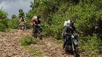 Sejumlah petugas mengendarai sepeda motor melintasi jalan berbatu untuk mendistribusikan logistik Pilkada 2024 di Desa Bonto Manurung Kabupaten Maros, Sulawesi Selatan, Selasa (26/11/2024). 