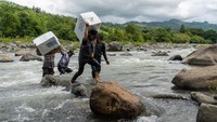 Jalur tersebut dipilih untuk memangkas waktu tempuh pendistribusian logistik hingga dua jam menuju TPS 01 Dusun Makmur yang memiliki Daftar Pemilih Tetap (DPT) sebanyak 176 orang. 