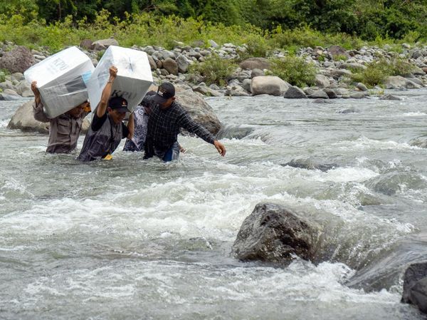 Jalan Terjal Distribusi Logistik Pilkada 2024 ke Pelosok Maros