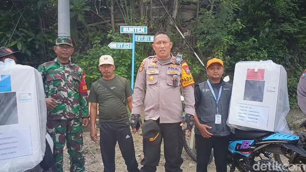 Distribusi logistik Pilkada 2024 ke dusun terpencil di Bojonegoro.
