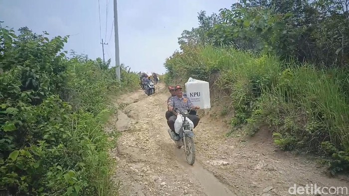 Distribusi logistik Pilkada 2024 ke dusun terpencil di Bojonegoro.