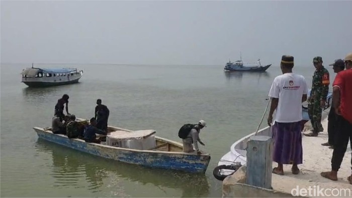 Distribusi logistik Pilkada 2024 ke kepulauan Sumenep menggunakan perahu.
