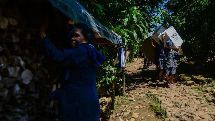 Distribusi logistik Pilkada di pedalaman Suku Badui Warga Suku Badui menggotong logistik Pilkada 2024 menuju lokasi TPS di Desa Kanekes, Lebak, Banten, Selasa (26/11/2024). Distribusi logistik pemilihan Gubernur-Wakil Gubernur Banten dan pemilihan Bupati-Wakil Bupati Kabupaten Lebak di pedalaman Suku Badui tersebut ditempuh dengan berjalan kaki di 16 TPS dengan jarak terjauh sekitar sepanjang 10 kilometer. ANTARA FOTO/Muhammad Bagus Khoirunas/rwa.