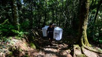 Warga Suku Badui menggotong logistik Pilkada 2024 menuju lokasi TPS di Desa Kanekes, Lebak, Banten, Selasa (26/11/2024).