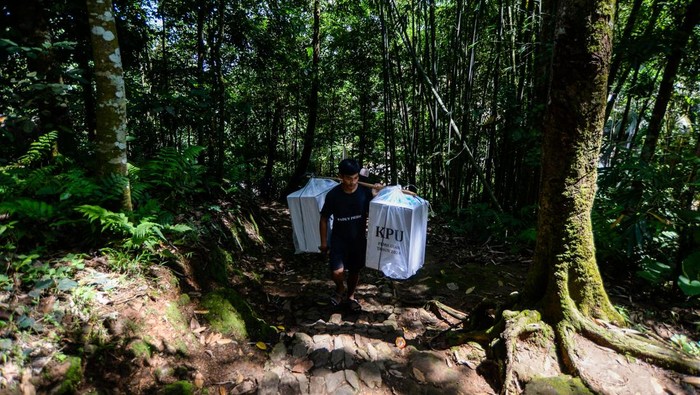 Warga Suku Badui menggotong logistik Pilkada 2024 menuju lokasi TPS di Desa Kanekes, Lebak, Banten, Selasa (26/11/2024). Distribusi logistik pemilihan Gubernur-Wakil Gubernur Banten dan pemilihan Bupati-Wakil Bupati Kabupaten Lebak di pedalaman Suku Badui tersebut ditempuh dengan berjalan kaki di 16 TPS dengan jarak terjauh sekitar sepanjang 10 kilometer. ANTARA FOTO/Muhammad Bagus Khoirunas/rwa.