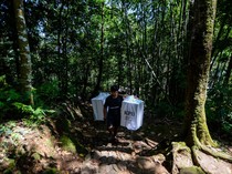 Melihat Distribusi Logistik Pilkada di Pedalaman Suku Badui