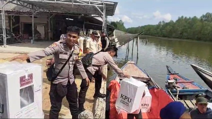 Distribusi logistik pilkada di Tulang Bawang, Lampung.
