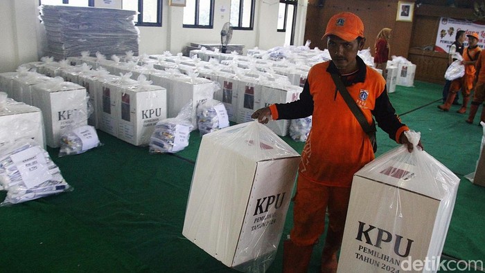Distribusi Logistik Pilkada DKI Jakarta Petugas mendistribusikan logistik Pilkada di Kecamatan Senen, Jakarta Pusat, Selasa (26/11/2024). Sebanyak 8.214.007 pemilih terdaftar di DKI Jakarta akan menyalurkan hak pilihnya pada Rabu (27/11). Pemerintah menetapkan hari pemungutan suara sebagai hari libur.