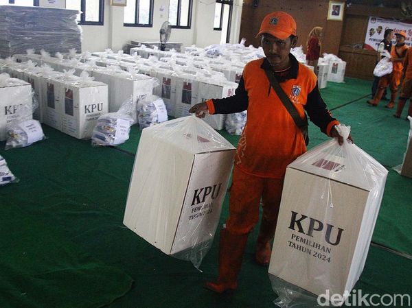 Begini Sibuknya Distribusi Logistik Pilkada Jakarta Jelang Pemilihan