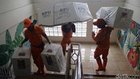 Petugas PPSU dikerahkan untuk mendistribusikan logistik Pilkada DKI Jakarta.