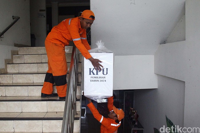 Petugas mendistribusikan logistik Pilkada di Kecamatan Senen, Jakarta Pusat, Selasa (26/11/2024). Sebanyak 8.214.007 pemilih terdaftar di DKI Jakarta akan menyalurkan hak pilihnya pada Rabu (27/11). Pemerintah menetapkan hari pemungutan suara sebagai hari libur.