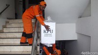 Kotak suara yang didistribusikan bertuliskan KPU Pemilihan 2024.