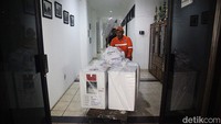 Saat didistribusikan kotak suara itu dibungkus dengan plastik transparan.