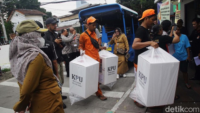 Distribusi Logistik Pilkada DKI Jakarta Petugas mendistribusikan logistik Pilkada di Kecamatan Senen, Jakarta Pusat, Selasa (26/11/2024). Sebanyak 8.214.007 pemilih terdaftar di DKI Jakarta akan menyalurkan hak pilihnya pada Rabu (27/11). Pemerintah menetapkan hari pemungutan suara sebagai hari libur.