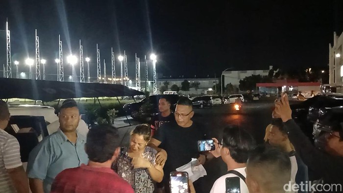 Dua perempuan diduga hendak melakukan money politik saat dibawa ke Bawaslu Batam.