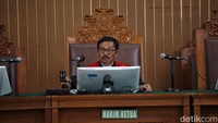 Hakim tunggal PN Jakarta Selatan Tumpanuli Marbun menolak permohonan praperadilan mantan Menteri Perdagangan Thomas Trikasih Lembong atau Tom Lembong. Status tersangka yang digugat tetap dianggap sah.