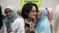 Ciska Wihardja (kiri) dipeluk oleh kerabat serta pendukungnya usai sidang putusan praperadilan. Hakim mengatakan Kejagung telah menyerahkan bukti yang menunjukkan penetapan tersangka terhadap Tom Lembong telah dilakukan dengan alat bukti yang cukup.