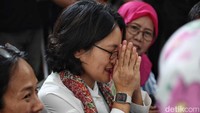 Ciska tampak tertunduk usai hakim membacakan putusan. Penyidikan kasus dugaan korupsi impor gula dengan tersangka Tom Lembong pun tetap dilanjutkan. Hakim menyatakan penyidikan yang dilakukan Kejagung sudah sesuai dengan prosedur. Hakim juga menolak eksepsi yang diajukan oleh pihak Kejaksaan Agung (Kejagung).