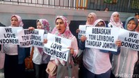 Sebelumnya, Tom Lembong ditetapkan sebagai tersangka kasus dugaan korupsi impor gula yang merugikan negara Rp 400 miliar. Tom tidak terima dan mengajukan praperadilan.