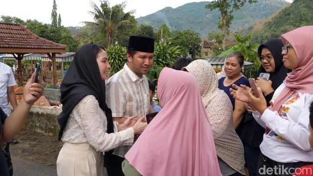 Emil Dardak bersama istrinya mudik ke Trenggalek untuk ziarah ke makam leluhur dan bertemu tetangganya
