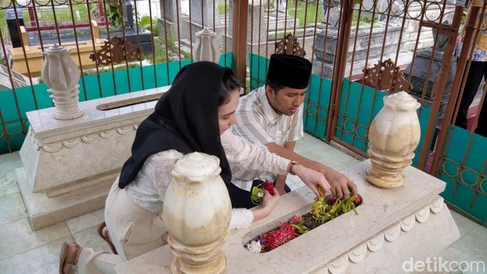 Emil Dardak bersama istrinya mudik ke Trenggalek untuk ziarah ke makam leluhur dan bertemu tetangganya
