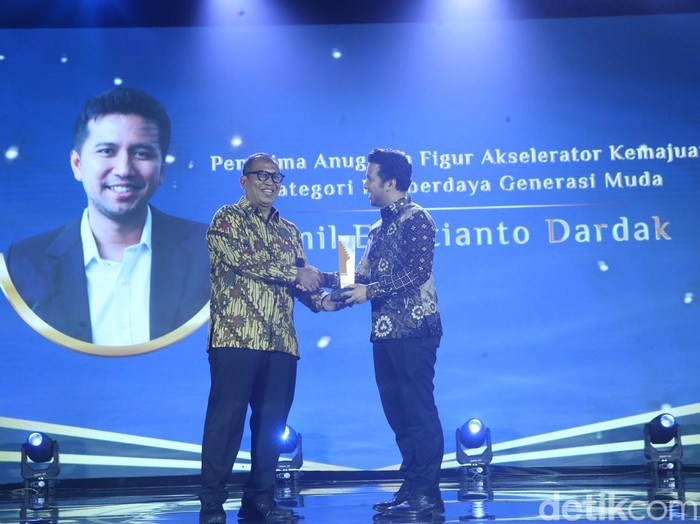 Emil Dardak Menerima Trofi Detijatim Awards 2024