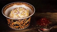 Dubai terkenal sebagai negara yang mewah, tak terkecuali dengan sajian es krimnya. Kreasi bernama The Black Diamond dari Scoopi Cafe menjadi salah satu yang termahal seharga Rp 12,9 juta. Es krim dengan varian rasa vanilla Madagascar ini dihiasi dengan serpihan emas 23 karat yang halus. Foto: site news