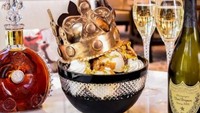 Kreasi es krim di Langham Hotel Chicago juga menarik perhatian, karena harganya yang fantastis. Berupa sajian sundae yang bernama The Victoria yang harganya dibanderol 1.000 USD (Rp 15,9 juta). Es krim ini disajikan dengan rasa vanila, cokelat, cognac Hennessy VSOP, dan taburan edible gold dust 24 karat. Foto: site news