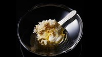 Kreasi es krim di Jepang juga ada yang harganya selangit, yaitu Rp 106 juta. Es krim ini memiliki nama Byakuya, ditawarkan oleh gerai es krim Cellato di Osaka, Jepang. Kreasinya mencampurkan es krim dengan truffle putih, keju parmigiano reggiano, dan sake. Foto: site news