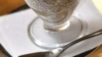 Black Truffle Ice Cream seharga Rp 1,5 juta termasuk yang mahal di dunia. Chef Masa Takayama dari barMasa di Las Vegas ini memiliki rasa truffle yang lezat dan pekat, dihiasi dengan lembaran edible gold dan disajikan dalam gelas yang elegan. Foto: site news