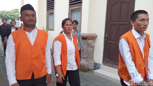 Fifi dan Amang seusai menjalani sidang di PN Denpasar, Selasa (26/11/2024). (Aryo Mahendro/detikBali).