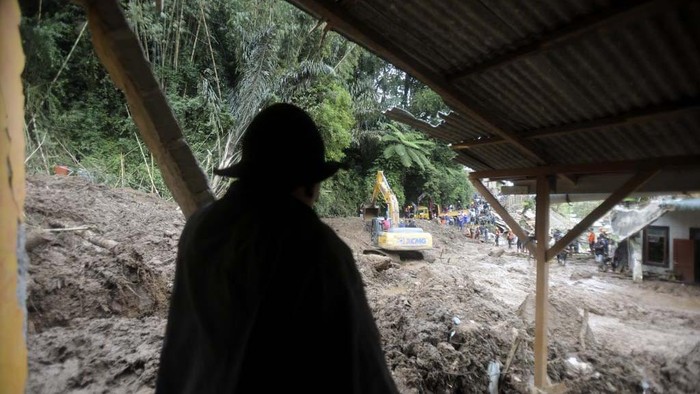 Kondisi jalan putus akibat banjir bandang di Sumatera Utara