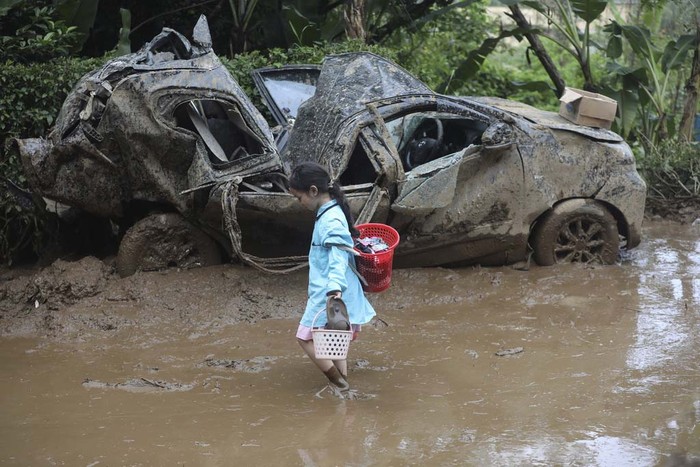 Rescuers carry the body of a victim of the landslide in Karo, North Sumatra, Indonesia, Monday, Nov. 25, 2024. (AP Photo/Binsar Bakkara)