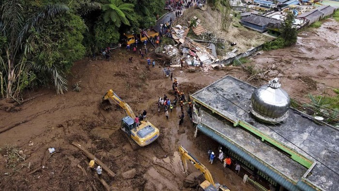 Rescuers carry the body of a victim of the landslide in Karo, North Sumatra, Indonesia, Monday, Nov. 25, 2024. (AP Photo/Binsar Bakkara)