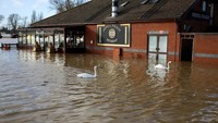 Sebuah restoran tutup akibat dikepung banjir. 