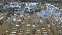 Potret pemukiman warga yang terendam banjir di Northampton, Inggris. 