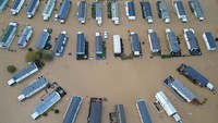 Pemandangan dari drone menunjukkan karavan statis yang terendam banjir di Billing Aquadrome, Northampton, Inggris. 
