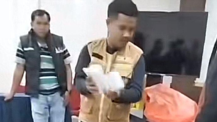 Gakkumdu Luwu Timur mengamankan 121 amplop berisi uang Rp 200 ribu menjelang pencoblosan Pilkada 2024.