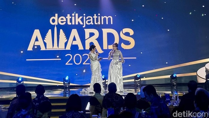 Gaun mewah yang dikenakan oleh MC detikJatim Awards 2024.